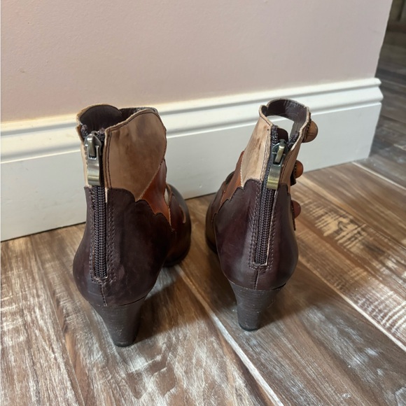 L'ATISTE Brown and Tan Heeled Boots with Vintage Design - Picture 3 of 4